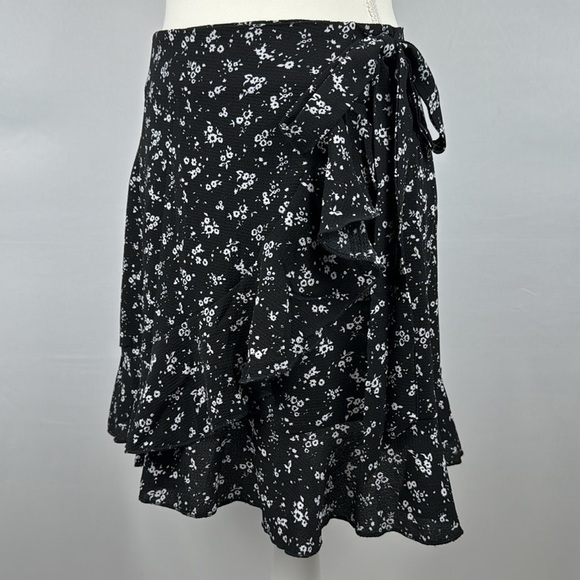 True Wrap Mini Skirt Ruffle Hem Lightweight Black White Ditsy Floral Print Small - Picture 6 of 11